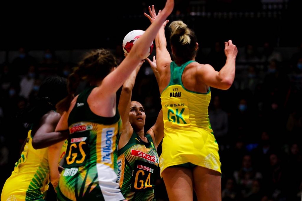 Jessica Du Plessis puts a shot up under pressure from Sarah Klau. Image: Ben Lumley