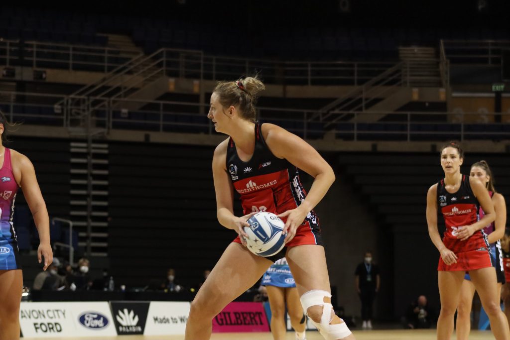 Mainland Tactix Ellie Bird's knee was heavily strapped for the match. Image: Graeme Loughton-Mutu