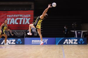 Erikana Pedersen tries to pull the ball in. Image: Graeme Laughton-Mutu