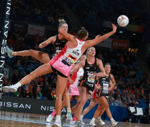 Lucy Austin struggles to hold onto the ball. Image: Danny Dalton | Tah Dah Sports