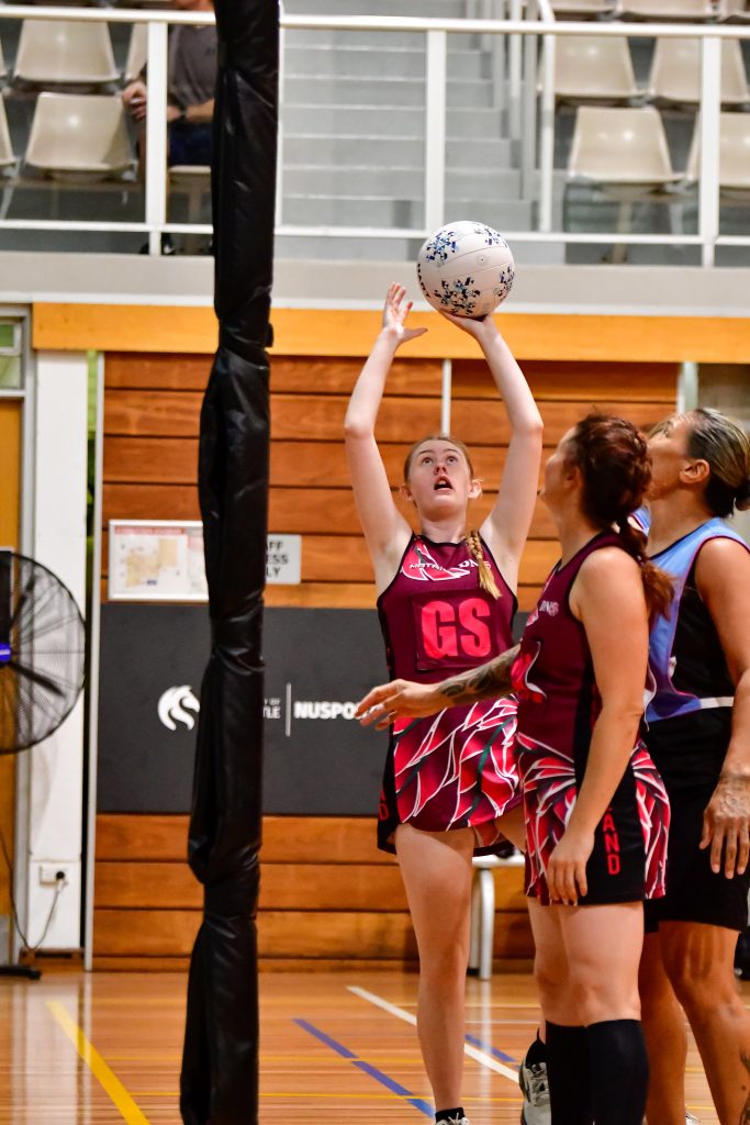 Debutant, Sophie Bowen put up a shot for the Queensland Deaf Netball Team in Newcastle. Image: Simon Leonard